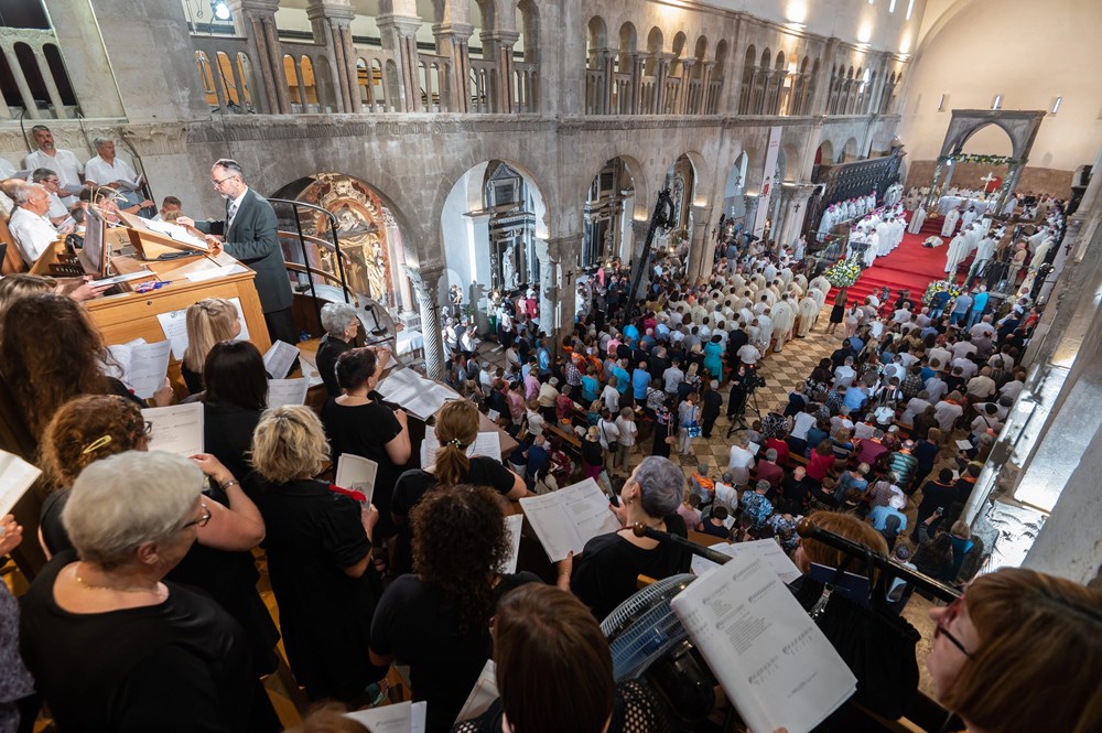 Prvo biskupsko ređenje u zadarskoj prvostolnici sv. Stosije nakon 32 godine, mons. Milana Zgrablica, imenovanog zadarskog nadbiskupa koadjutora (Foto: Luka Gerlanc / CROPIX)